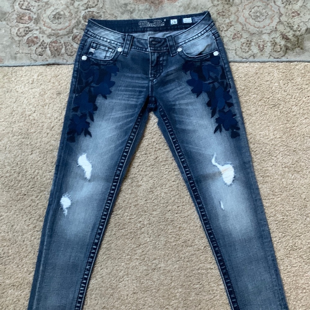Miss me skinny ankle jean, size 26 medium wash with fading deatail on front back
